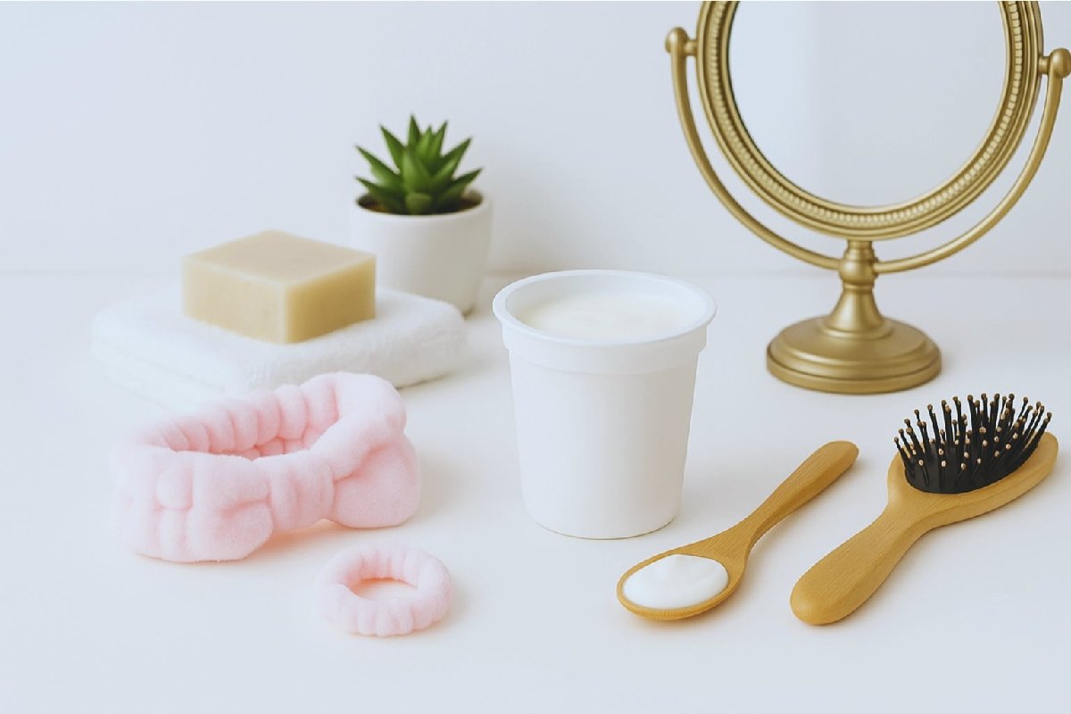 Ingredientes naturais para máscara facial: iogurte natural, mel, aveia e óleos vegetais sobre a mesa para hidratação para colo e pescoço