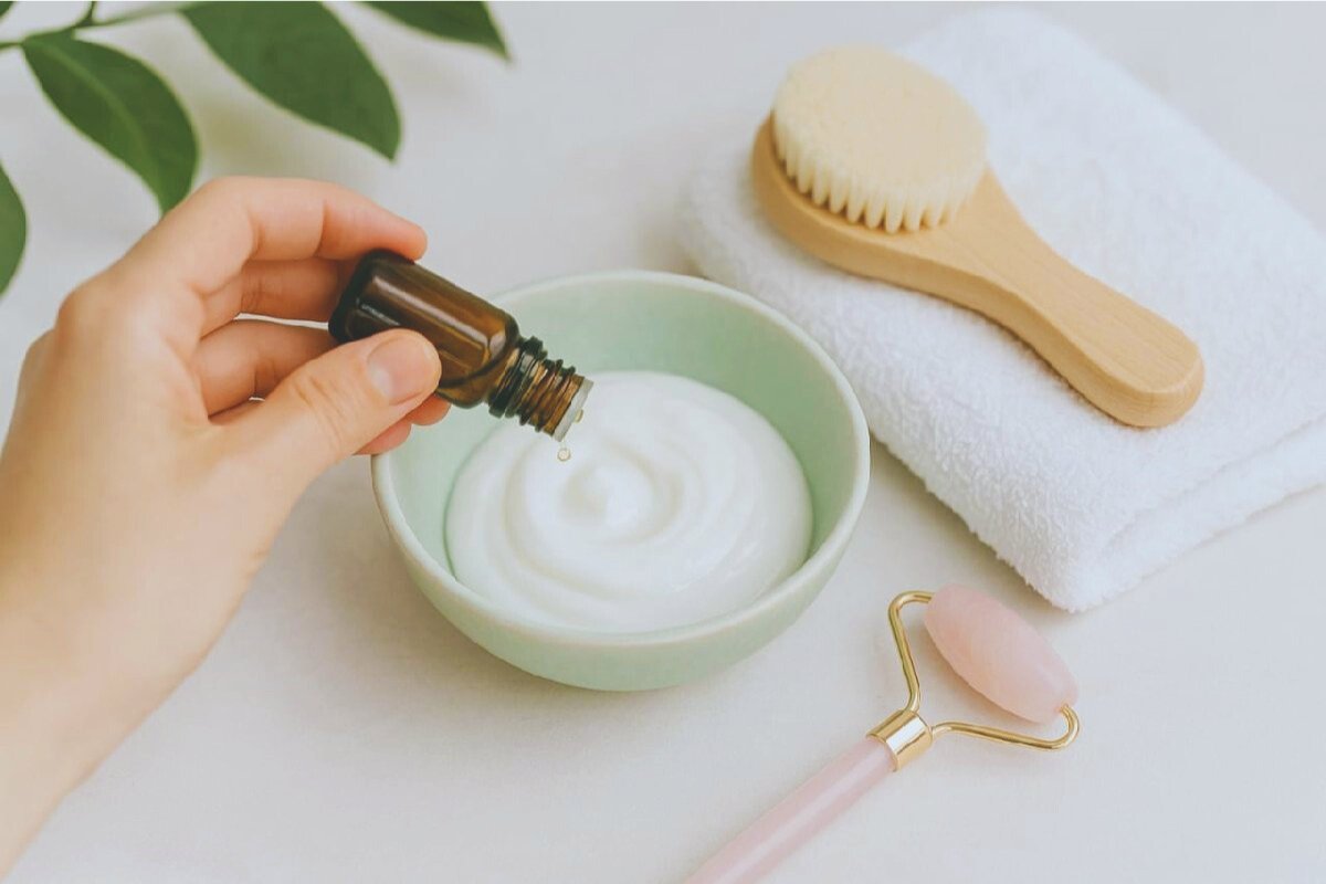 Preparando máscara facial caseira com iogurte natural, aveia, mel e acrescentando óleo vegetal na mistura para hidratar colo e pescoço